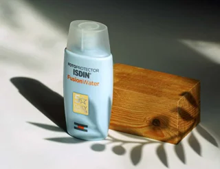 کرم ضد آفتاب فیوژن واتر ایزدین بی رنگ SPF50